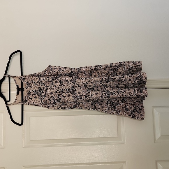 Forever 21 Super Soft Flattering Tan & Black Floral Sleeveless Mini Dress. Sz S - Picture 1 of 6